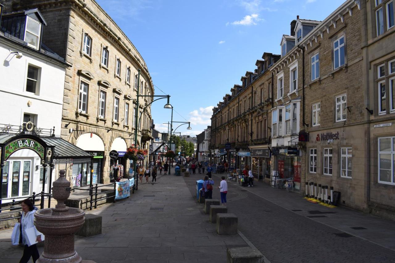 The Buxton Retreat A Luxurious 3-Storey Townhouse With Four Poster Bed And Double Jacuzzi Bath" Exterior foto