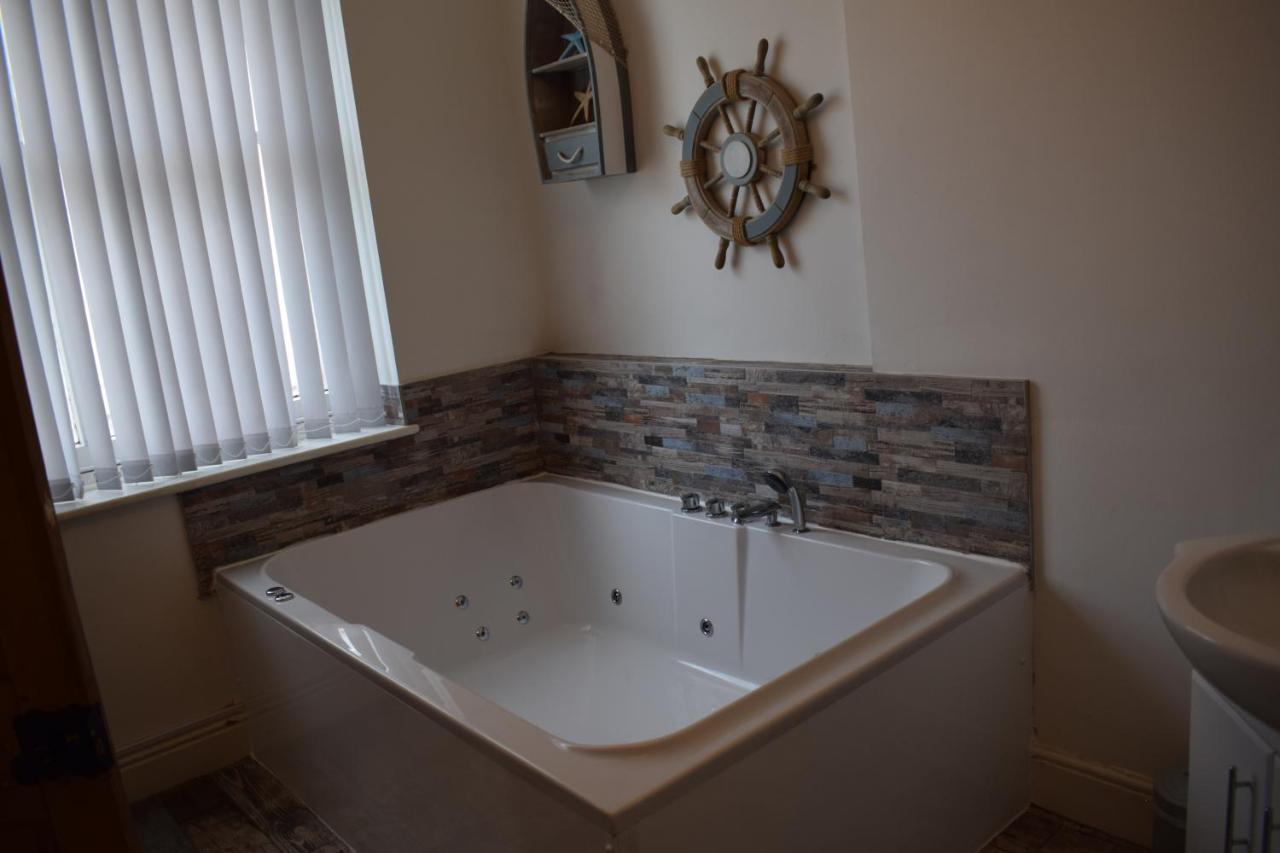 The Buxton Retreat A Luxurious 3-Storey Townhouse With Four Poster Bed And Double Jacuzzi Bath" Exterior foto
