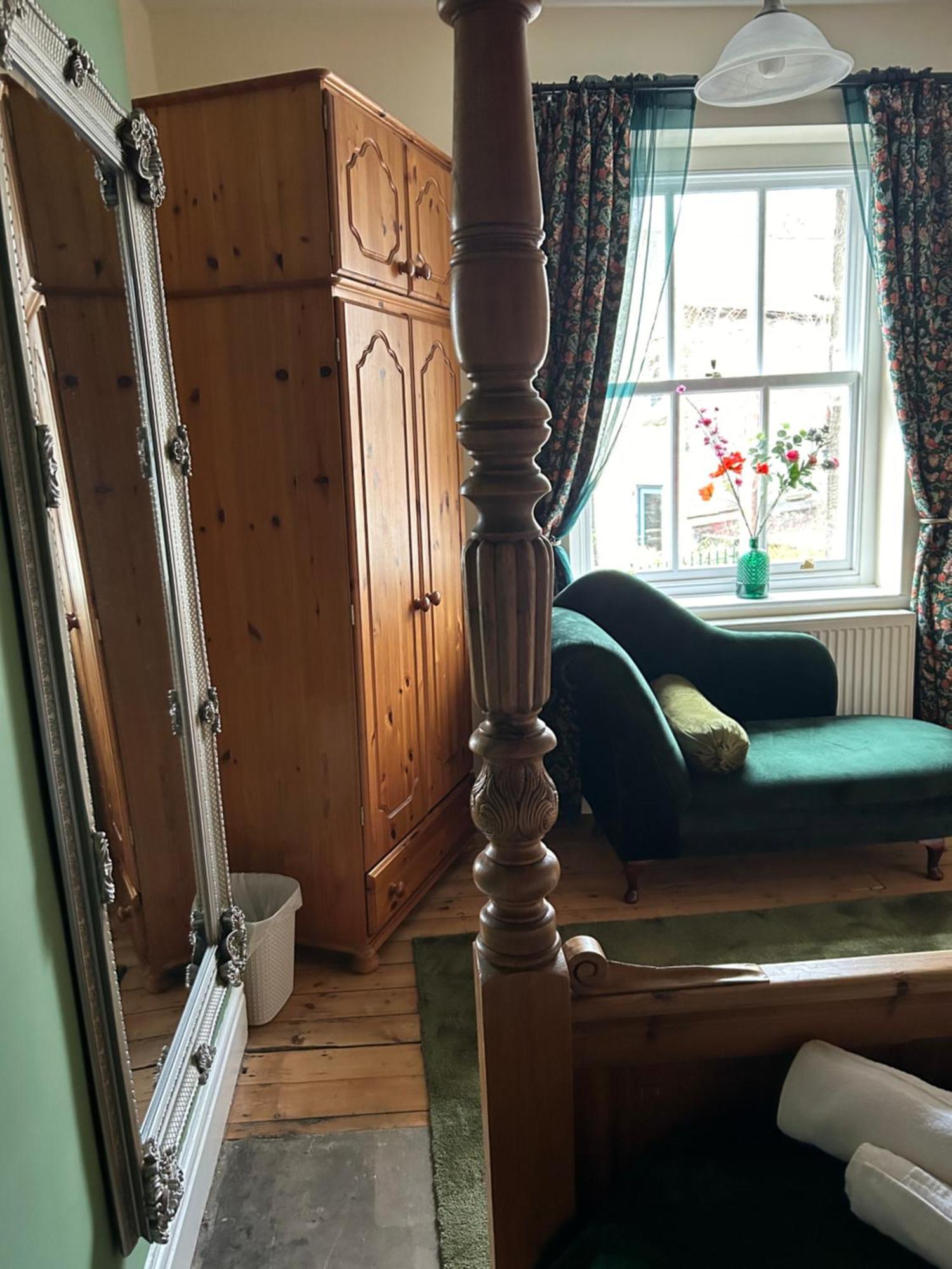 The Buxton Retreat A Luxurious 3-Storey Townhouse With Four Poster Bed And Double Jacuzzi Bath" Exterior foto