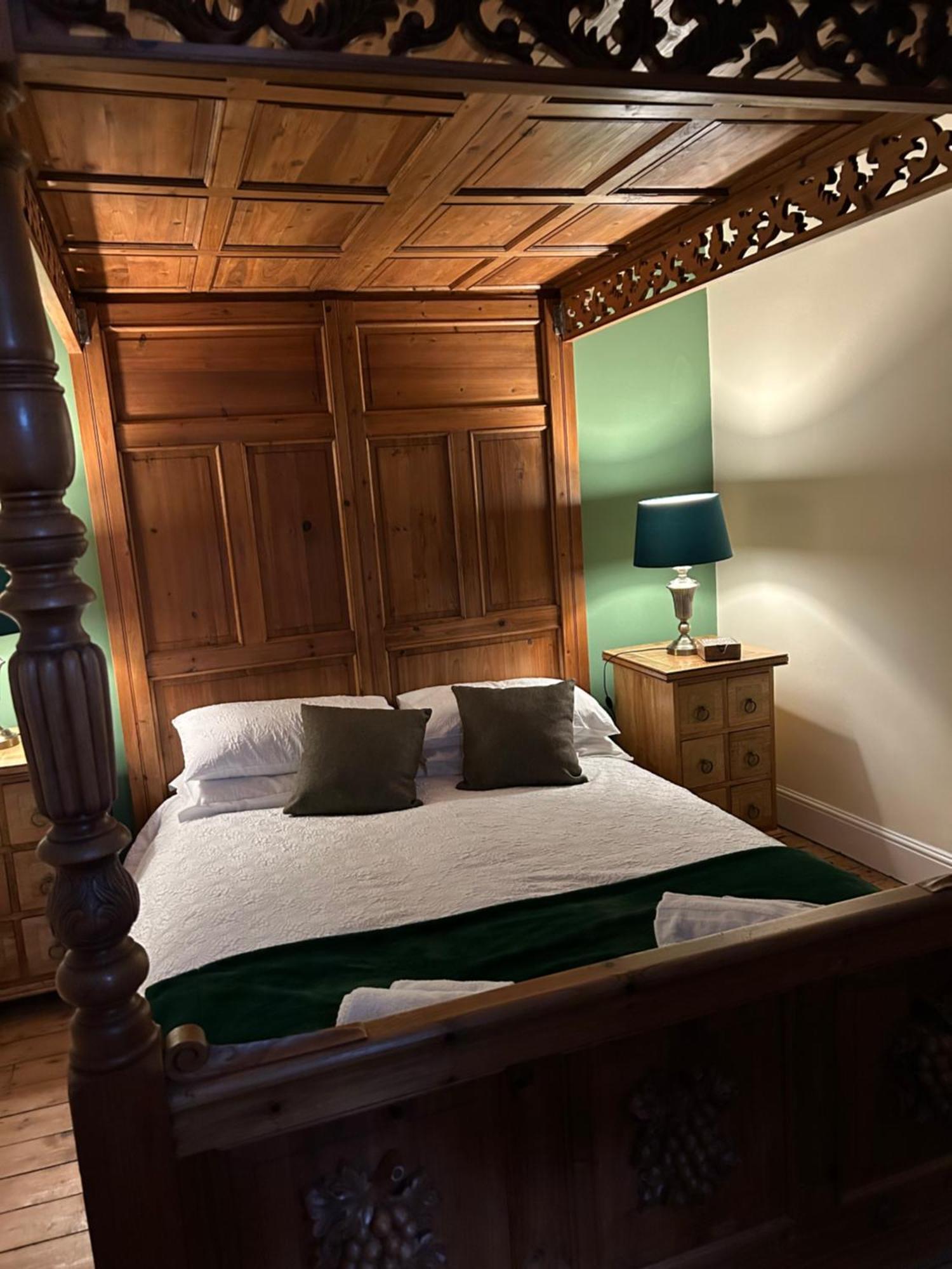 The Buxton Retreat A Luxurious 3-Storey Townhouse With Four Poster Bed And Double Jacuzzi Bath" Exterior foto