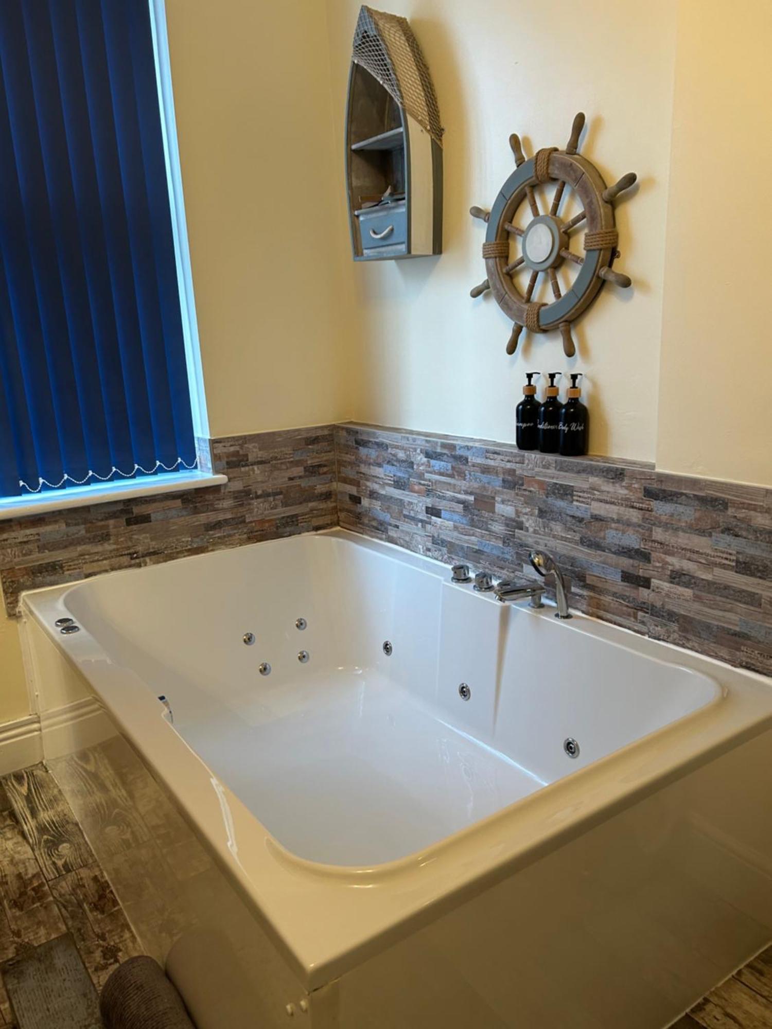 The Buxton Retreat A Luxurious 3-Storey Townhouse With Four Poster Bed And Double Jacuzzi Bath" Exterior foto