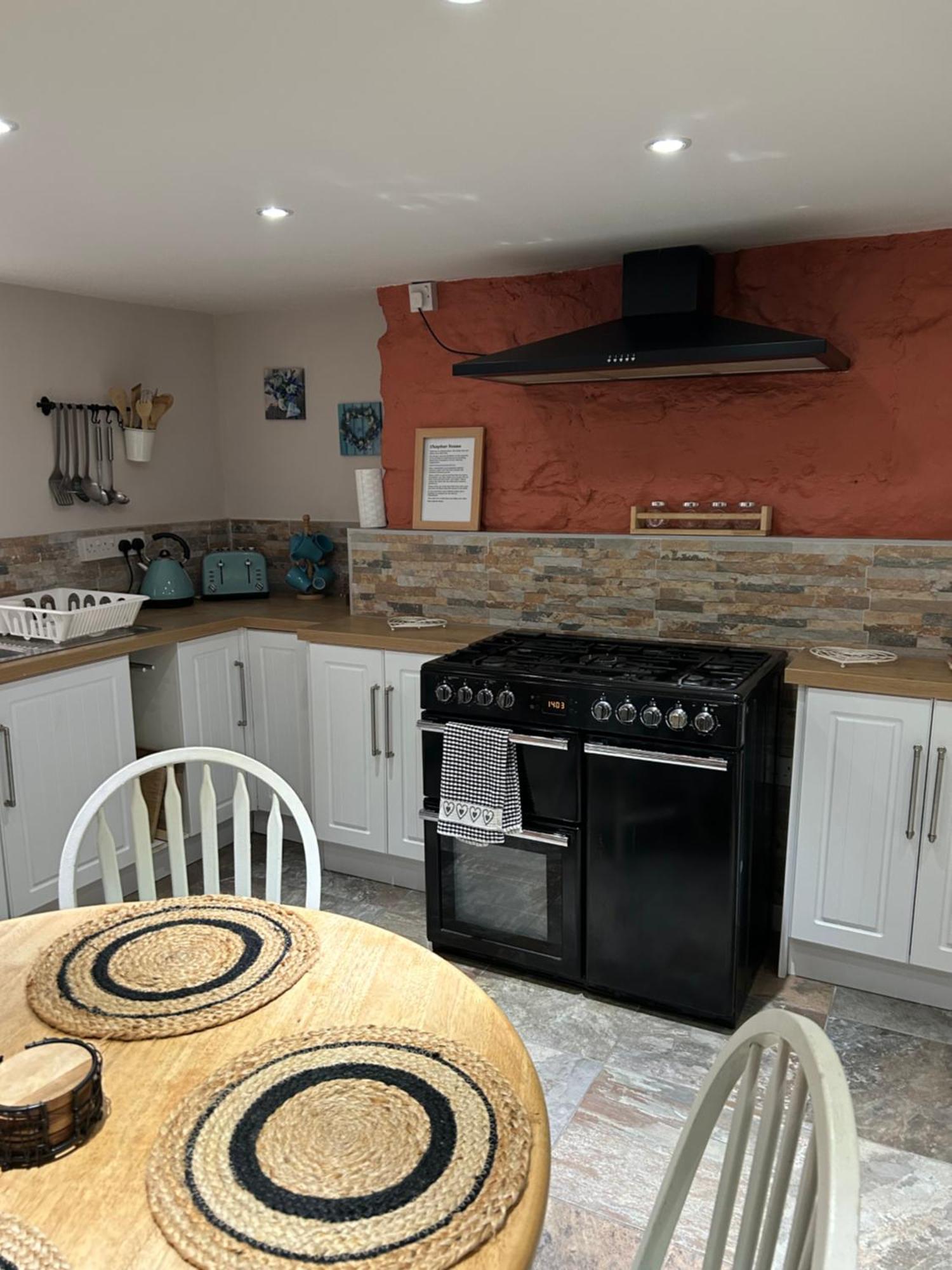 The Buxton Retreat A Luxurious 3-Storey Townhouse With Four Poster Bed And Double Jacuzzi Bath" Exterior foto
